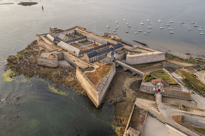 France, Morbihan (56), Port-Louis, la citadelle de Port-Louis remaniée par Vauban à l'entrée de la rade de Lorient, musée de la Compagnie des Indes (vue aérienne)