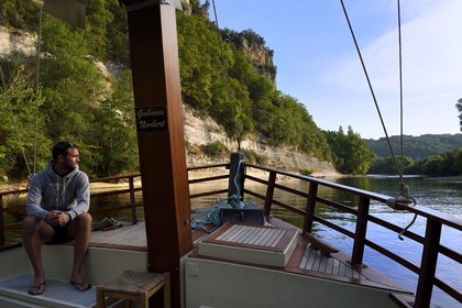 France, Dordogne (24), Périgord Noir, vallée de la Dordogne, gabare sur la rivière Dordogne en amont de La Roque-Gageac, labellisé Les Plus Beaux Villages de France