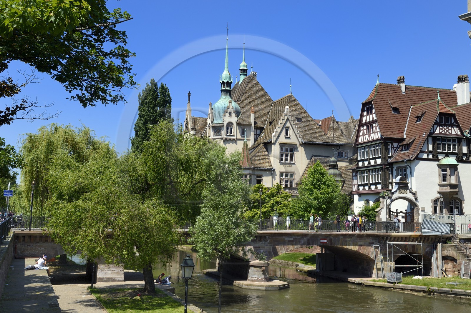 France, Bas-Rhin (67), Strasbourg, quartier de la Neustadt datant de la periode allemande, lycée international des Pontonniers au bord de l'Ill