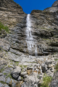 France, Hautes Alpes (05), Chateauroux-les-Alpes, randonneurs au pied de la cascade de la Pisse dans la vallée du Rabioux aux portes du Parc national des Écrins