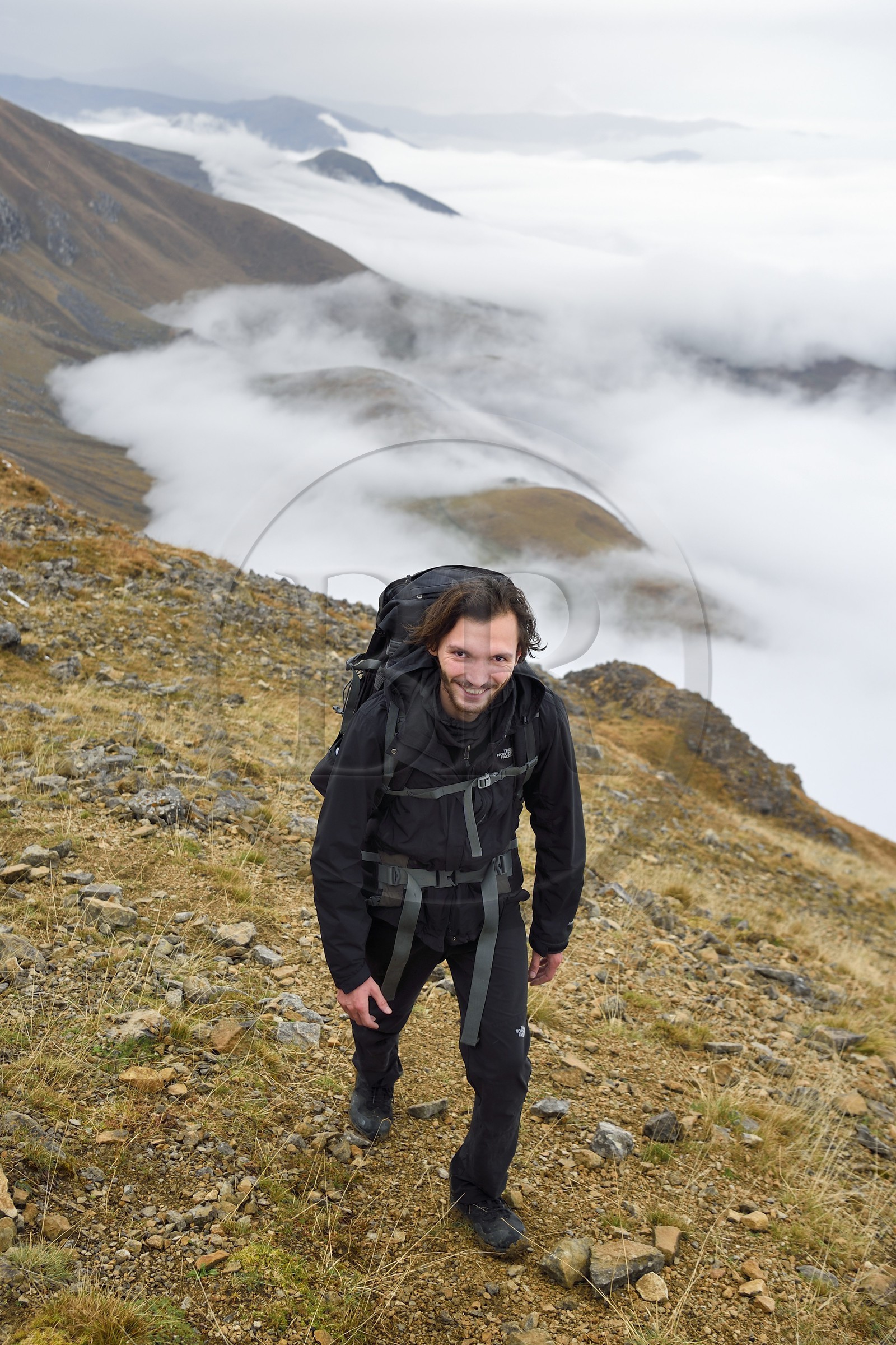 Azerbaïdjan, région de Quba (Guba), chaine de montagne du Grand Caucase, randonnée entre le village de Giriz et de Laza sur le Mont Gizilgaya, le guide de montagne Javid Gara, en arrière plan la frontière russe
