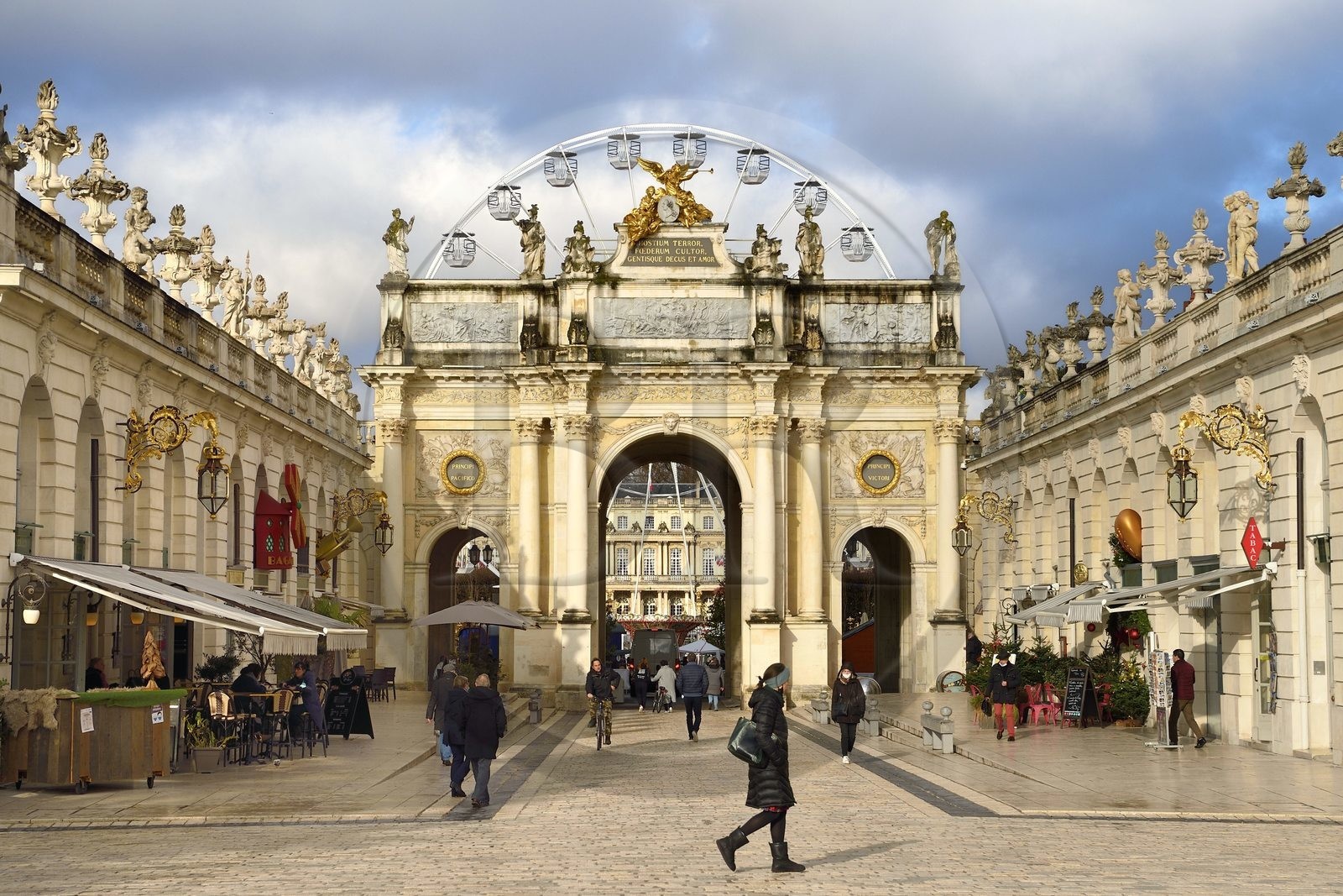 France, Meurthe-et-Moselle (54), Nancy, place Stanislas (ancienne Place Royale) lors de la fête de la Saint-Nicolas, classée Patrimoine Mondial de l'UNESCO, l'Arc de Triomphe (la Porte Héré)