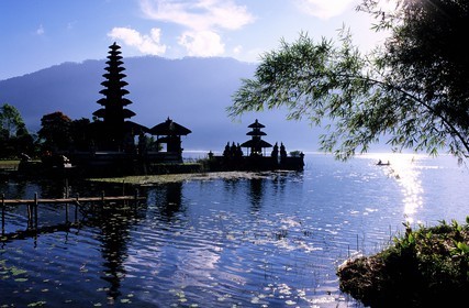 Indonésie, Bali, temple Ulun Danu au bord du lac Bratan près du village de Bedugul