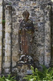 France, Finistère (29), , Mer d'Iroise, parc naturel régional d'Armorique, Presqu'île de Crozon, ancienne Abbaye Saint-Guénolé de Landévennec, statue de Saint Guénolé
