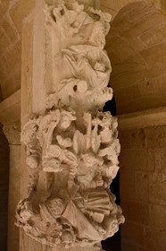 France, Dordogne (24), Périgord Noir, Le Buisson-de-Cadouin, abbaye de Cadouin, étape sur le chemin de Compostelle, site classé Patrimoine Mondial de l'UNESCO, galerie orientale du cloitre du XVe siècle, la mort de Lazare à l'entrée de la salle capitulaire