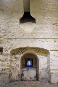 France, Haut-Rhin (68), Neuf-Brisach, ville fortifiée par Vauban, classée Patrimoine Mondial de l'UNESCO, une des huit tours bastionnées de forme pentagonale, poste de tir pour canon avec système de ventilation