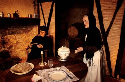 France, Aude (11), Rennes-le-château, l'abbé Bérenger Saunière et sa servante, reconstitution à l'intérieur de la villa Béthania