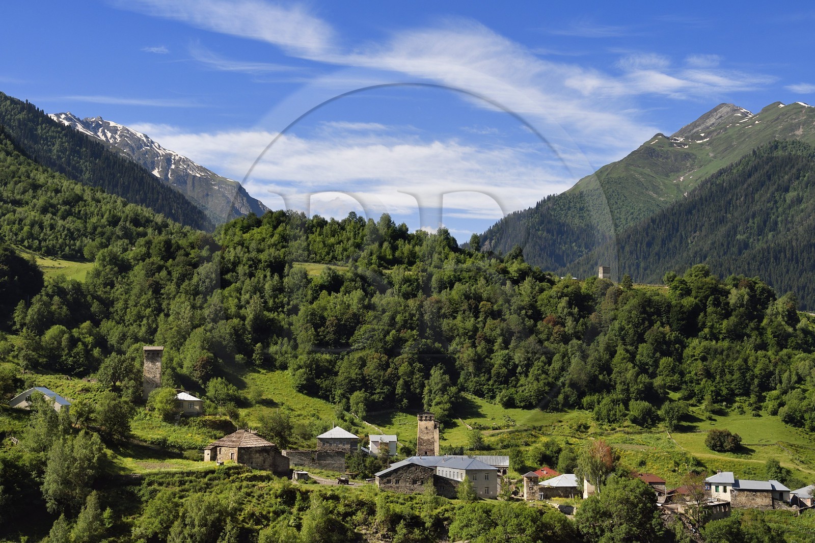 Géorgie, Haute Svanétie (Zemo Svaneti), Nakipari, tours défensives Svanes dressées à coté des maisons