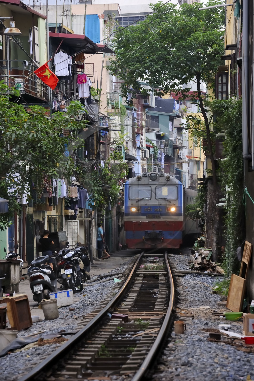 Vietnam, Hanoï, le train passe au coeur de la vieille ville au milieu des habitations