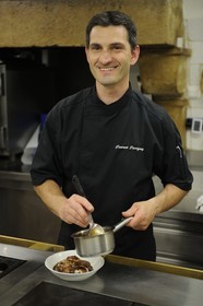 France, Côte d'Or (21), Dijon, Restaurant La Dame d'Aquitaine, le chef Laurent Perriguey présente ses oeufs en meurette