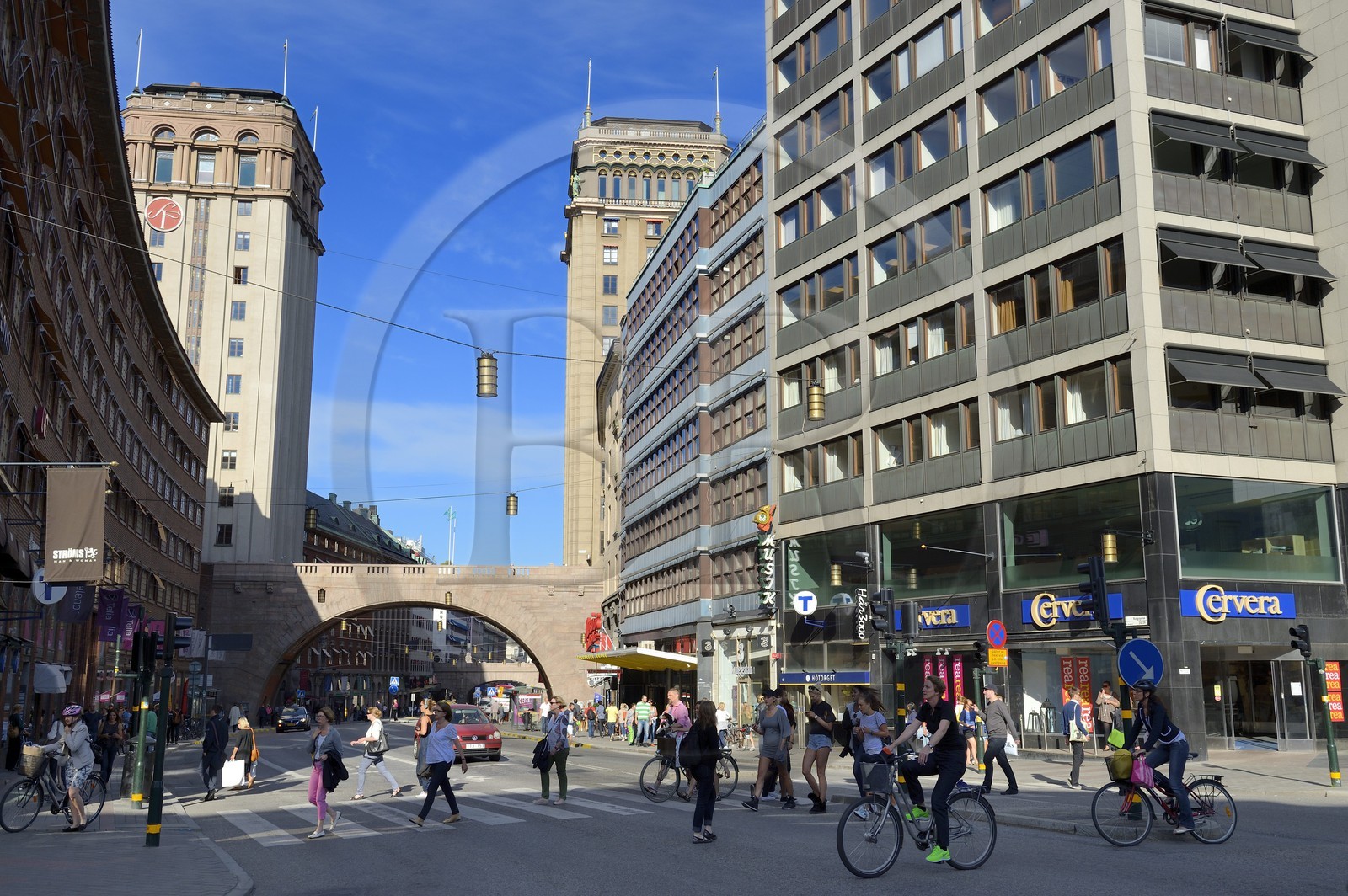 Suède, Stockholm, la rue Kungsgatan et les deux Kungstorn lié par un pont