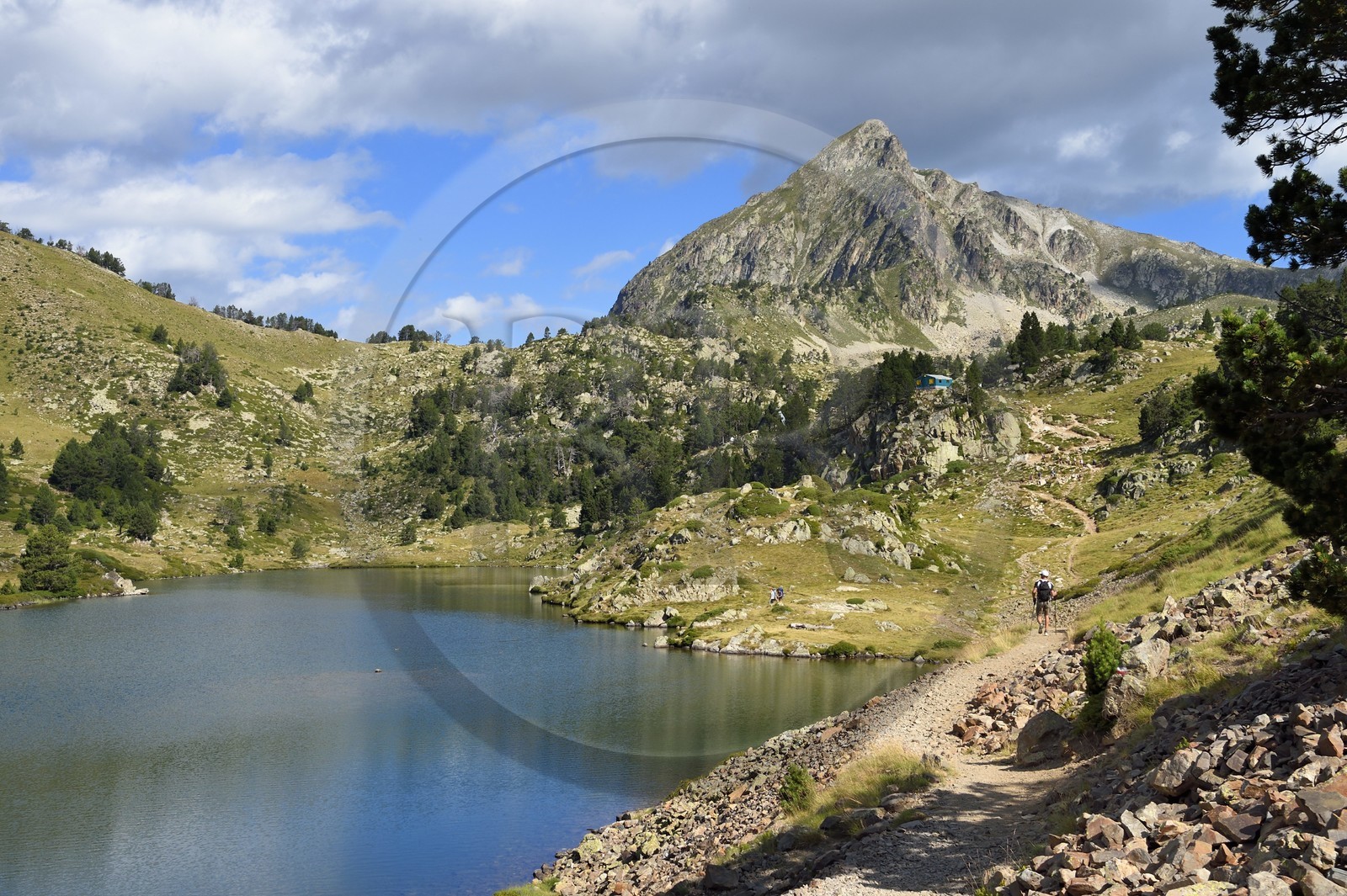 France, Hautes-Pyrénées (65), Saint-Lary-Soulan et Vielle-Aure, randonnée sur une variante du GR10 entre le col de Portet et les lacs de Bastan en bordure de la réserve naturelle de Néouvielle, lac de Bastan du milieu et le pic de Bastan en arrière plan