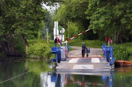 France, Charente-Maritime (17), Chaniers, bac permettant le passage sur la Charente et cycliste sur la véloroute La Flow Vélo