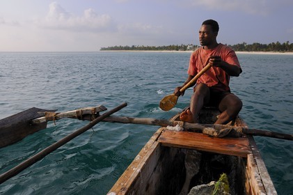 Tanzanie, archipel de Zanzibar, île de Unguja (Zanzibar), côte Sud-Est, Bwejuu, pêcheur sur un dhow (boutre traditionnel)