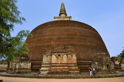 Sri Lanka, province du Centre-Nord, Polonnaruwa, l'ancienne capital du pays (XIe au XIIIe siècle) est classée au Patrimoine Mondial de l'UNESCO, stupa et dagoba Rankot Vihara