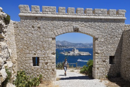 France, Bouches-du-Rhône (13), Marseille, Parc National des Calanques, Archipel des Iles du Frioul, Ile Ratonneau, entrée du Fort Ratonneau et le Chateau d'If