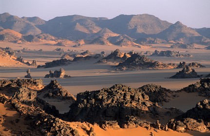 Libye, région du désert, Le Fezzan (Sahara), rochers de grès aux formes fantastiques pris dans les sables dans l' Akakus vers In Amelal