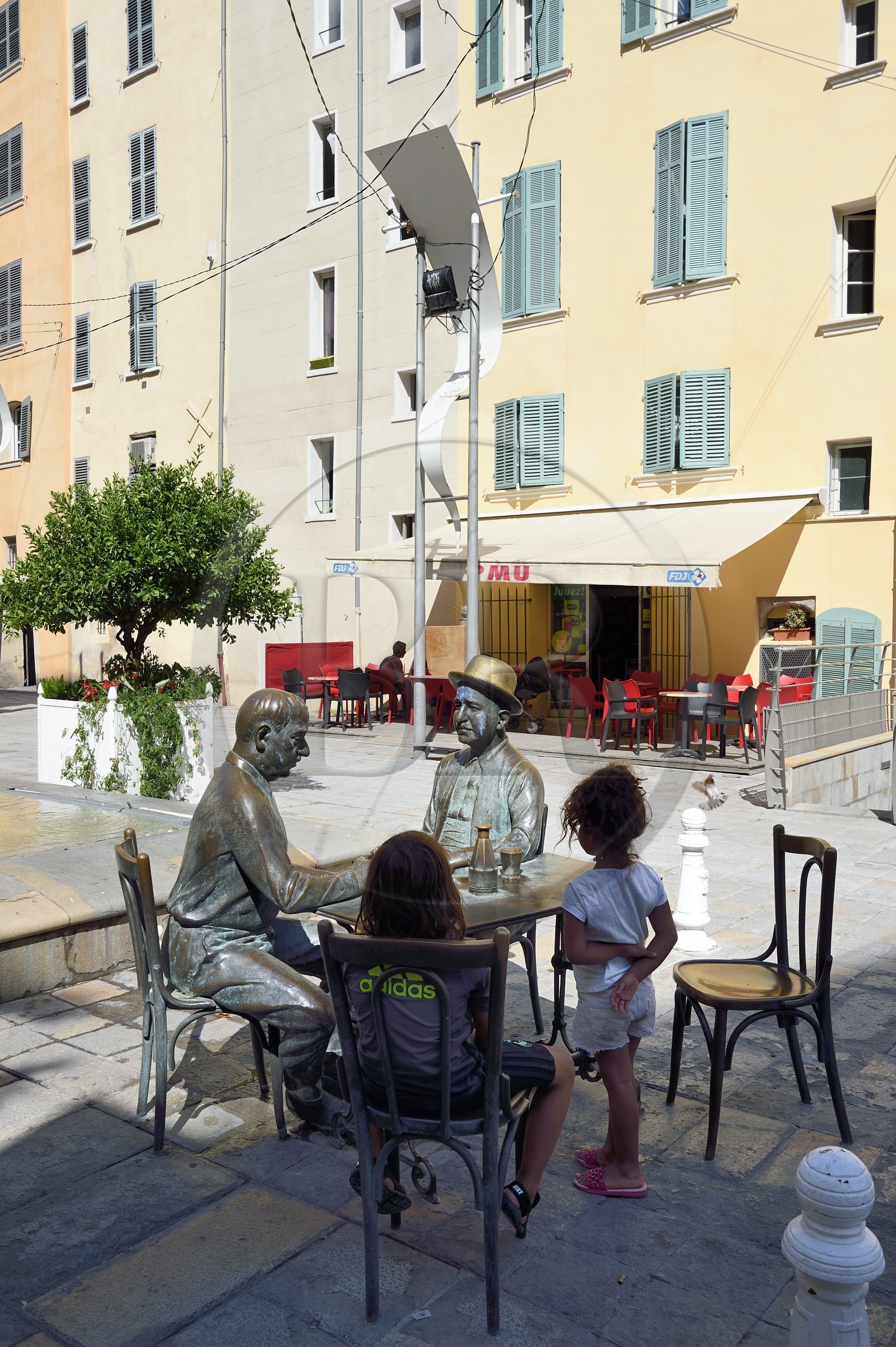 France, Var (83), Toulon, place Raimu, statue de La Partie de Carte de Raimu (dans la comédie française Marius de Marcel Pagnol) du sculpteur Eric de Saint Chaffrey (Musée Grévin) inaugurée en janvier 1995