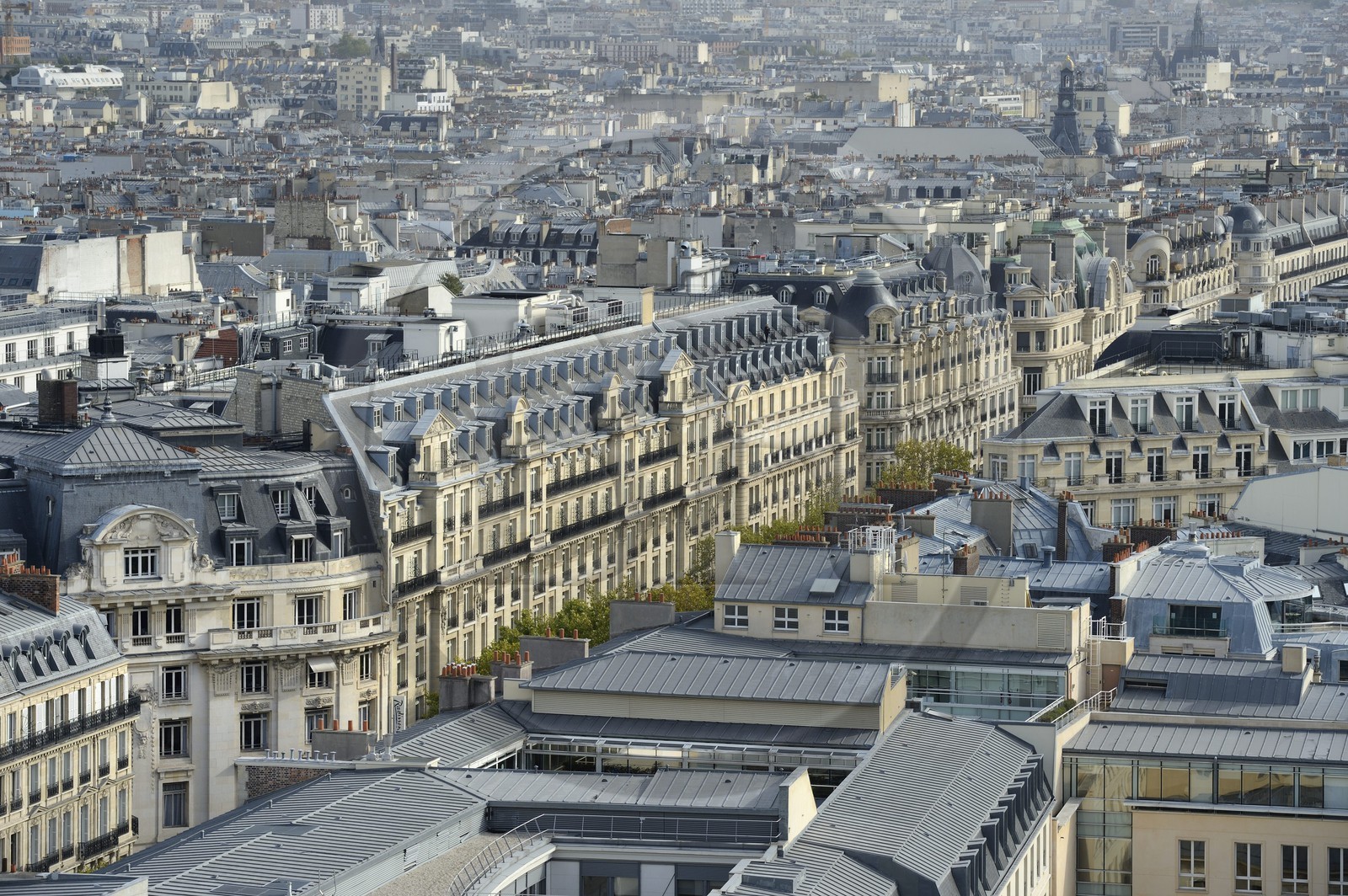 France, Paris (75), immeubles du boulevard Haussmann et le boulevard Montmartre France, Paris (75), immeubles du boulevard Haussmann et le boulevard Montmartre