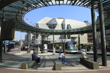 France, Bas-Rhin (67), Strasbourg, la place de l' Homme de Fer devant le grand magasin Printemps modernisé, centre de rencontre des lignes de Tramway