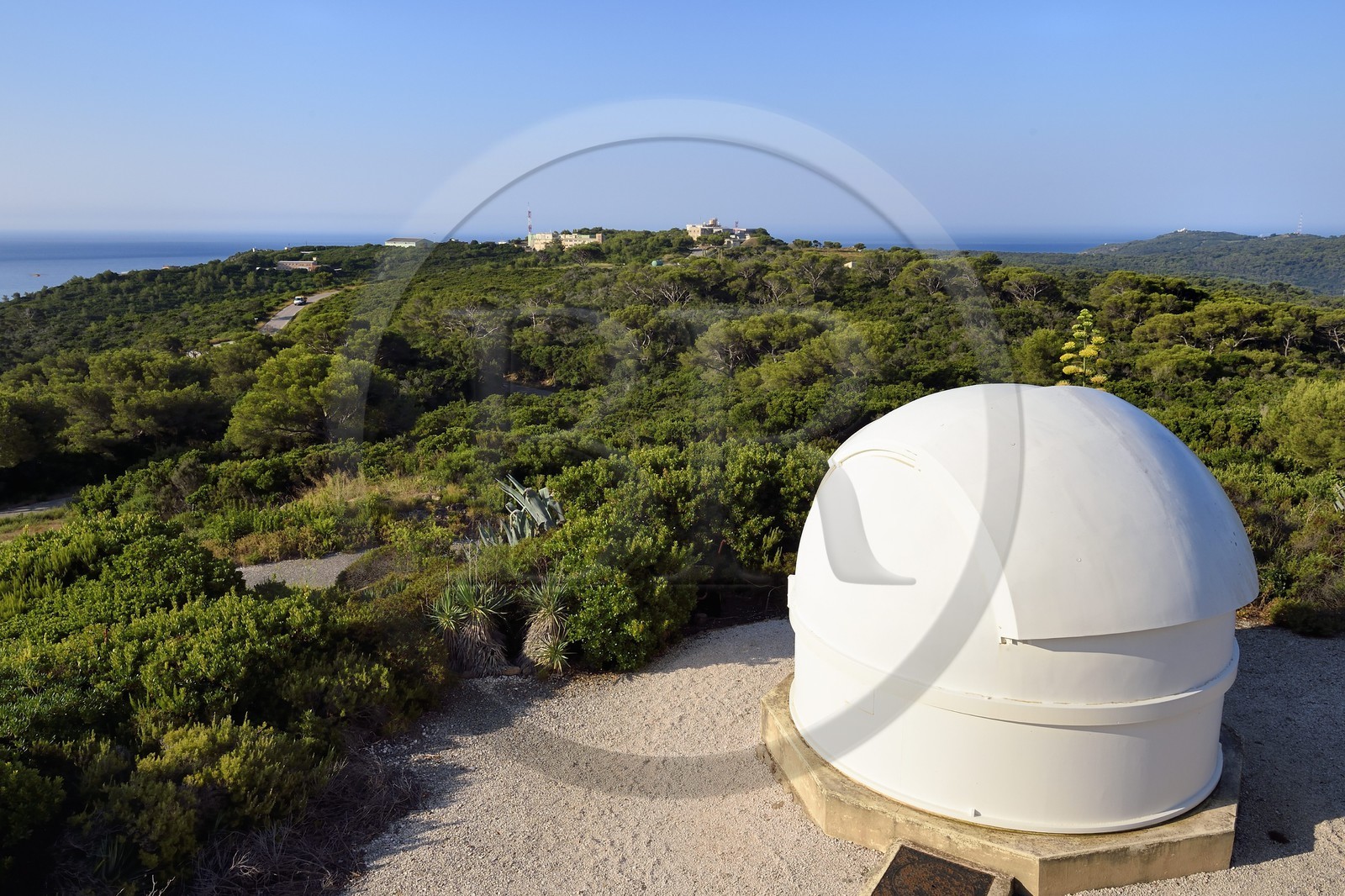 France, Var (83), Iles d'Hyères, Parc national de Port Cros, Ile du Levant, zone militaire, poste optique de la Verette, tourelle optronique sous une coupole blanche