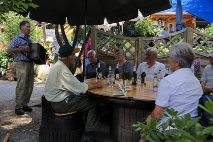 Germany, Black Forest, Schwarzwald, Baden-Württemberg, Ottenhoffen Region, Benz-Mühle Inn, an accordeonist plays and sings Lieder from the area
