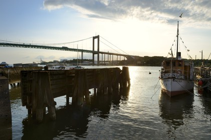Sweden, Västra Götaland, Göteborg (Gothenburg), the small harbor in Klippans (Klippans angbatsbrygga) and Älvsborg bridge in the background
