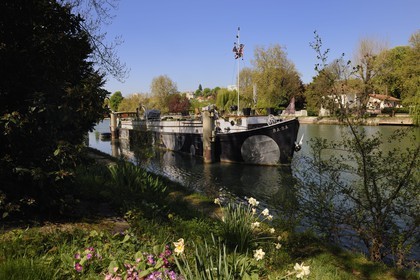 France, Val de Marne, the Marne riverside, Champigny-sur-Marne, house boat moored all the year long