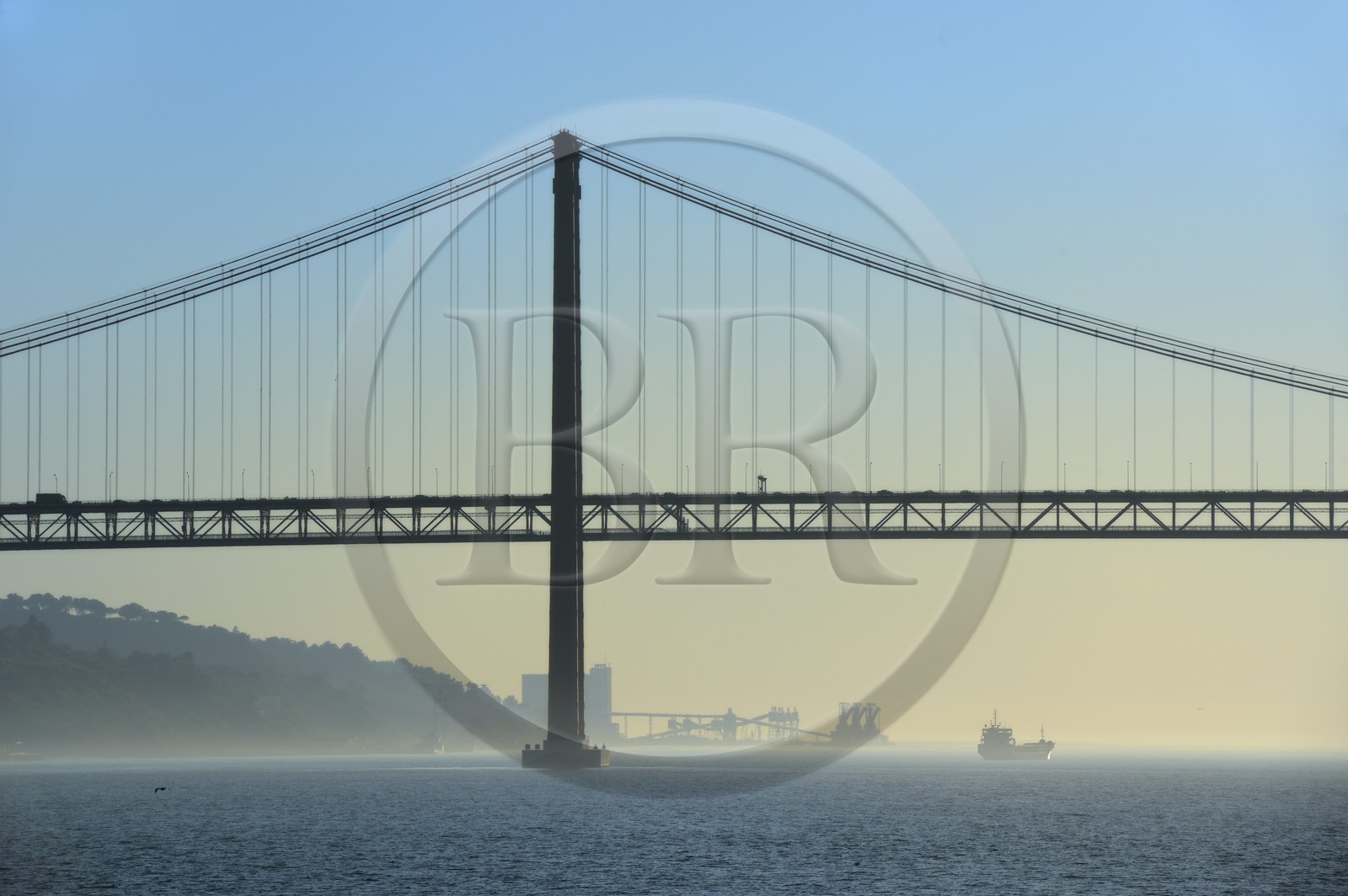 Portugal, Lisbonne, le pont du 25 de Abril sur le Tage