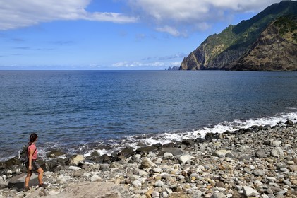 Portugal, Ile de Madère, randonnée de Machico à Porto da Cruz par le Vereda do Larano, la baie de Porto da Cruz et la falaise de Larano en arrière-plan