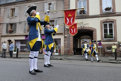 France, Vosges (88), Senones, capitale de l’ex-Principauté de Salm-Salm rattachée à la France en 1793, la relève de la Garde dans la rue principale