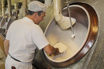 France, Côte d'Or (21), Flavigny-sur-Ozerain, la fabrique des Anis de Flavigny dans l'ancienne abbaye bénédictine