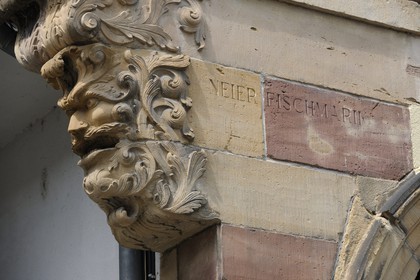 France, Bas-Rhin (67), Strasbourg, colonne de maison avec gravé nouveau marché aux poissons place du marché aux poissons