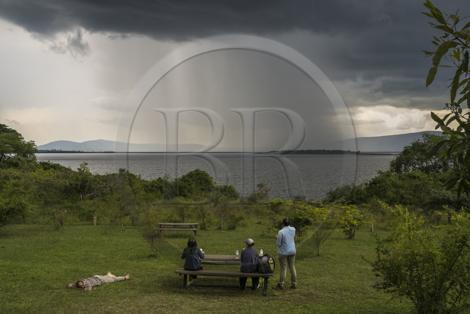Rwanda, Parc national de l'Akagera, la pluie en approche du campement au bord du lac Mihindi
