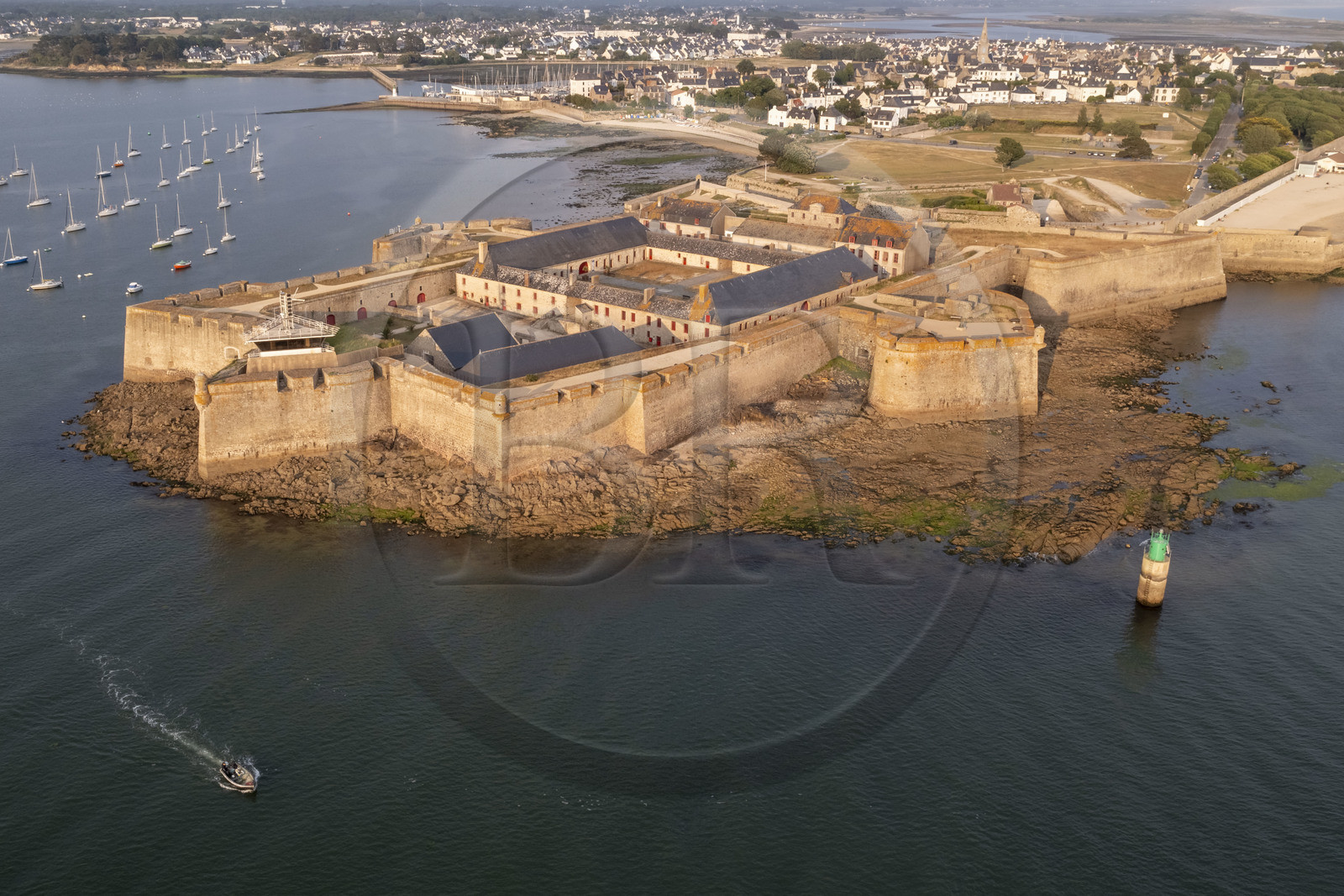 France, Morbihan (56), Port-Louis, la citadelle de Port-Louis remaniée par Vauban à l'entrée de la rade de Lorient, musée de la Compagnie des Indes (vue aérienne)