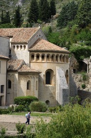 France, Hérault (34), village médiéval de Saint-Guilhem-le-Désert, étape du pélerinage de Saint-Jacques-de-Compostelle, labellisé Les Plus Beaux Villages de France, abbaye de Gellone du XIe siècle classée Patrimoine Mondial de l'UNESCO, chevet de l'église