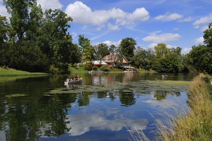 France, Paris (75), le Bois de Boulogne, promenade en barque autours des iles du Lac Inférieur et le restaurant le Chalet des Isles