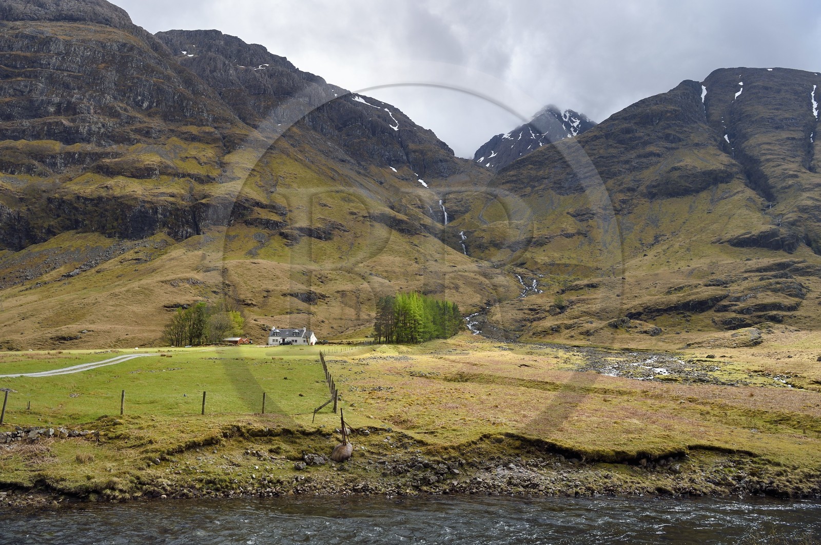 Royaume-Uni, Ecosse, Highland, Glencoe, maison isolée dans la vallée de Glen Coe (lieu du massacre des Mac Donald par les Campbell)