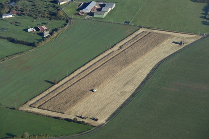 France, Eure (27), La Barre-en-Ouche, fauchage du blé (vue aérienne)
