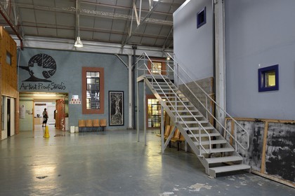 Afrique du Sud, province de Gauteng, Johannesburg, Newtown, le bus factory abrite un certain nombre d'organisations culturelles non gouvernementales (ONG) dont la plus importante est l'Artist Proof studio fondé par Kim Berman et Nhlanhla Xaba en 1991 qui facilite l'apprentissage de la gravure et aide les étudiants défavorisés à accéder à l'indépendance économique