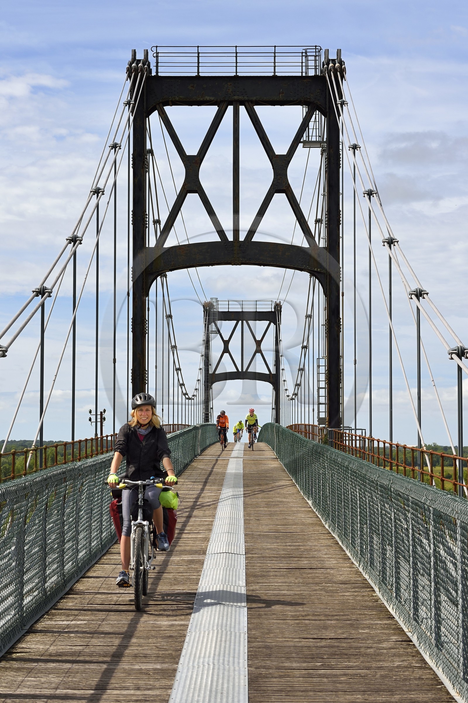France, Charente-Maritime (17), Saintonge, Tonnay-Charente, cyclistes faisant la véloroute La Flow Vélo traversant le pont suspendu construit en 1842