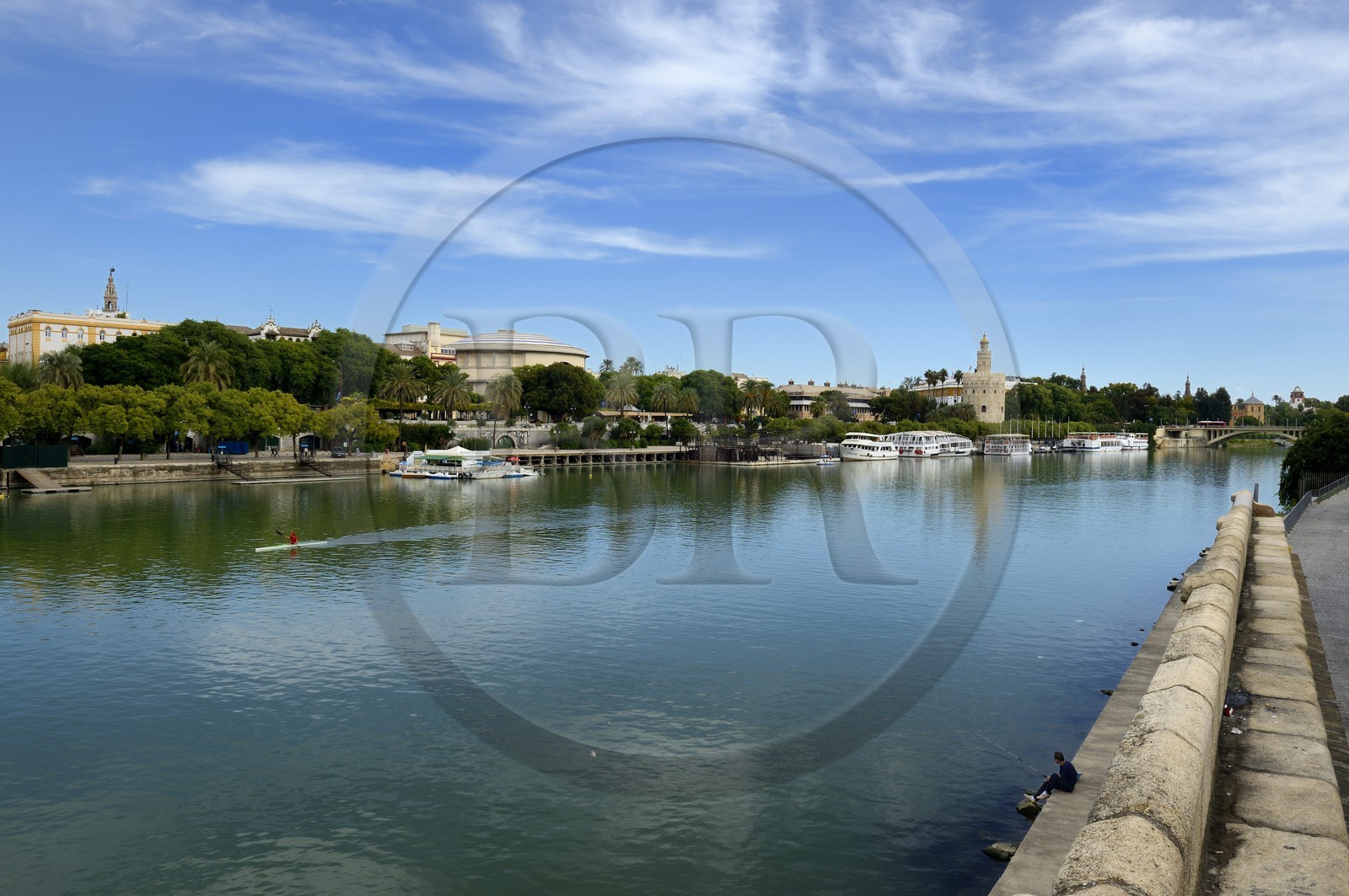 Espagne, Andalousie, Séville, en bordure du fleuve Guadalquivir, la Tour de l'Or (Torre del Oro), ancienne tour d'observation militaire construite au début du XIIIe siècle reconvertie en musée maritime Espagne, Andalousie, Séville, en bordure du fleuve Guadalquivir, la Tour de l'Or (Torre del Oro), ancienne tour d'observation militaire construite au début du XIIIe siècle reconvertie en musée maritime