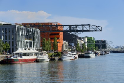 France, Rhône (69), Lyon, nouveau quartier de La Confluence au sud de la Presqu'île, Quai Rambaud, le Cube Orange imaginé par les architectes Dominique Jakob et Brendan MacFarlane et le batiment vert siège d'Euronews en arrière plan