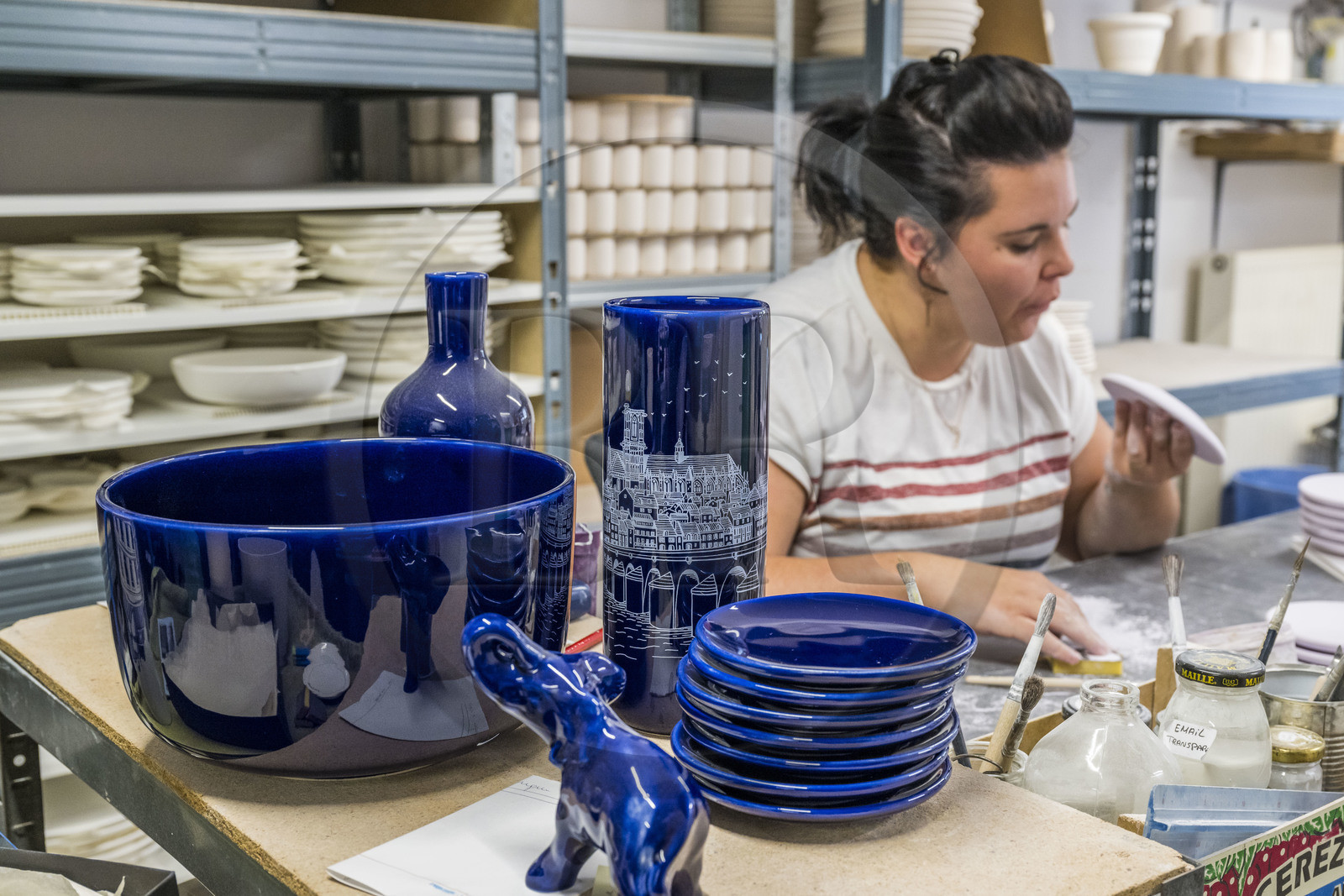 France, Nièvre (58), Nevers, Faïencerie Georges, les ateliers, Manon à la retouche des assiettes