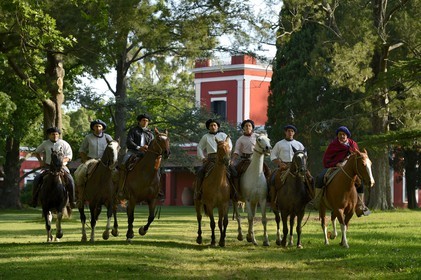 Argentine, province de Buenos Aires, San Antonio de Areco, groupe de gauchos à cheval devant l'estancia La Bamba de Areco