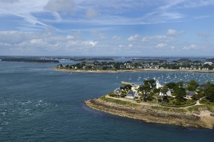 France, Morbihan, violent ocean currents at the entrance of the Gulf of Morbihan (Golfe du Morbihan), Rhuys peninsula, Arzon, Port-Navalo (aerial view)