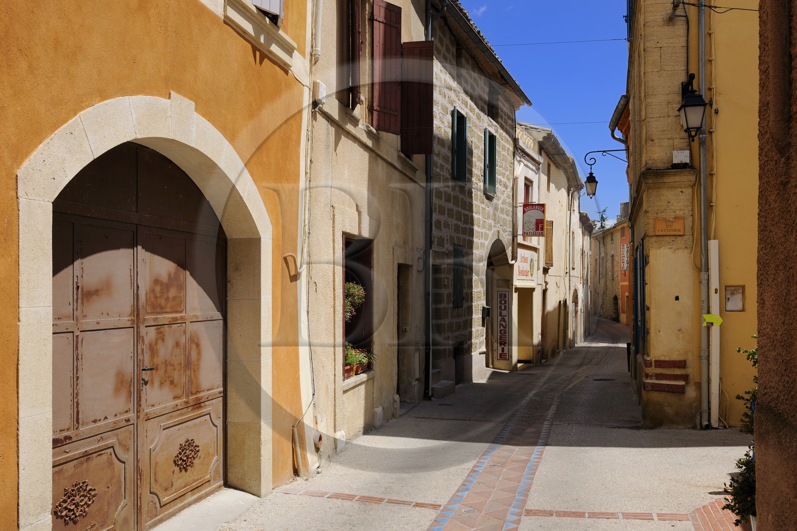 France, Gard (30), région du Pays d'Uzège, Saint-Quentin-la-Poterie, la Grand'Rue, les évacuations d'eau sont elles aussi en faïence