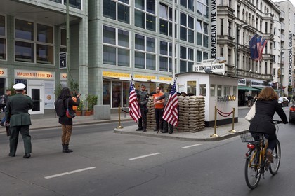 Allemagne, Berlin, quartier de Kreuzberg, Checkpoint Charlie, ancien lieu de passage entre l'est et l'ouest au temps du mur