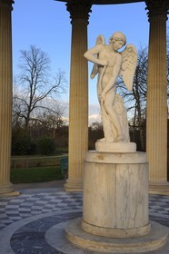 France, Yvelines (78), château de Versailles, classé Patrimoine Mondial de l'UNESCO, le domaine de Marie-Antoinette, jardin du Petit Trianon, le Temple de l'Amour, statue de Cupidon de Bouchardon intitulée L'Amour taillant son arc dans la massue d'Hercule