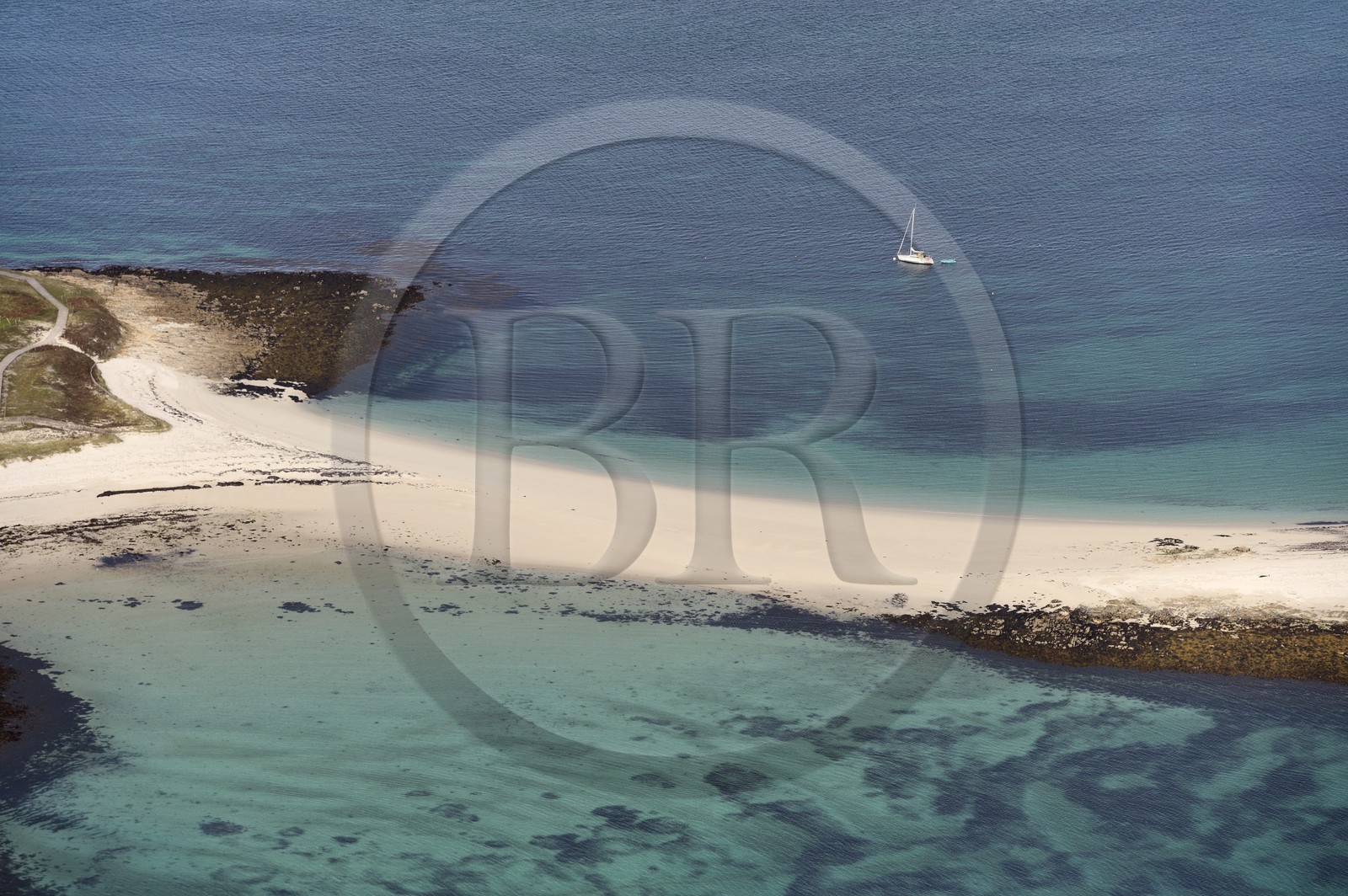 France, Finistere, La Foret Fouesnant, Glenan islands, strip of sand between Saint Nicolas and Bananec Island (aerial view)